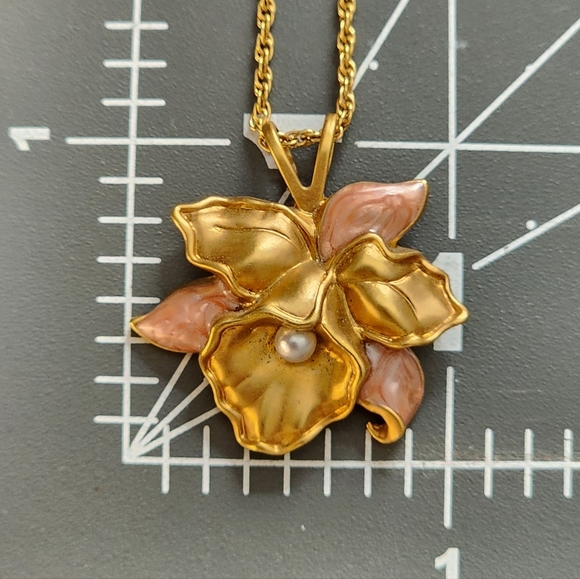 Vtg Gold Tone Pink Enamel Accent Faux Pearl Orchid Necklace - Picture 14 of 14